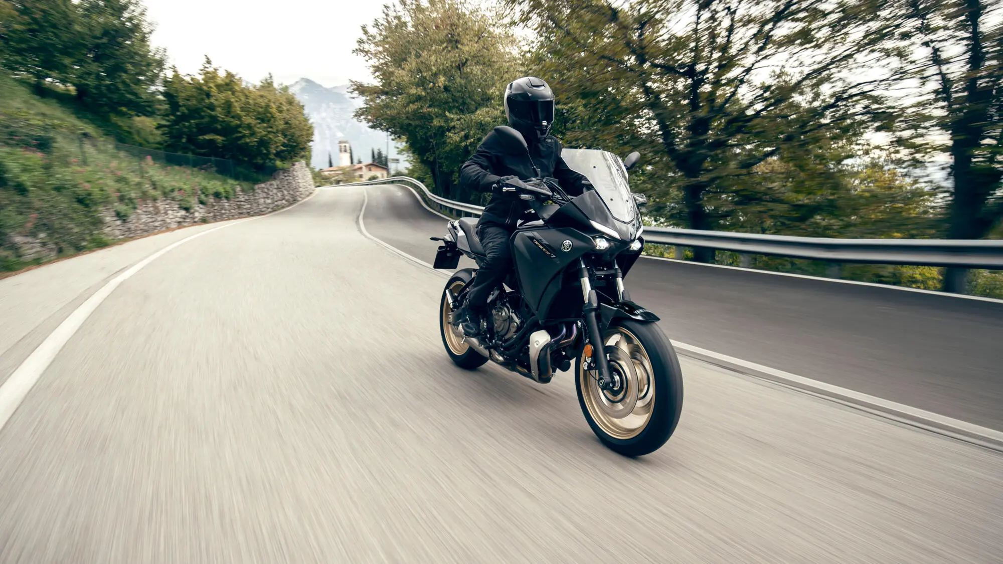 Yamaha Tracer 7, vue trois-quarts avant